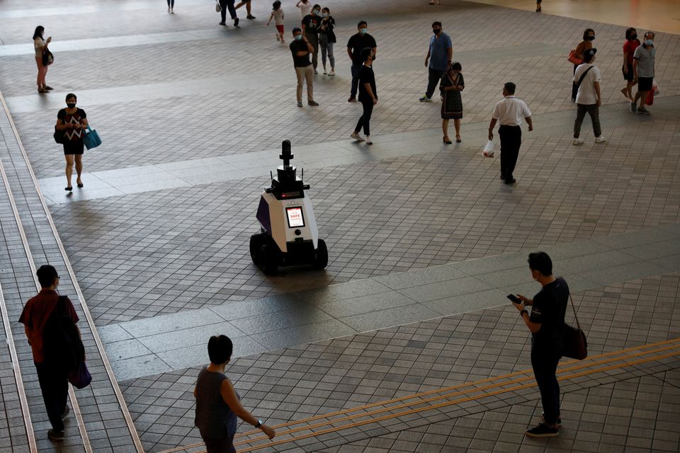 Prueban robots para patrullar áreas públicas en Singapur