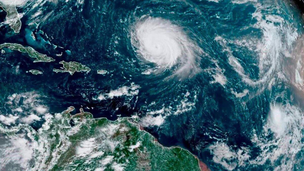 Huracán Sam continúa fortaleciéndose en su paso por el Atlántico