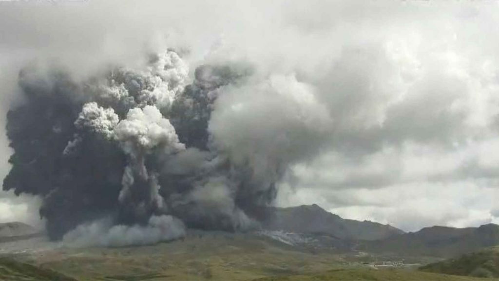 Entra en erupción el volcán Monte Aso en el suroeste de Japón