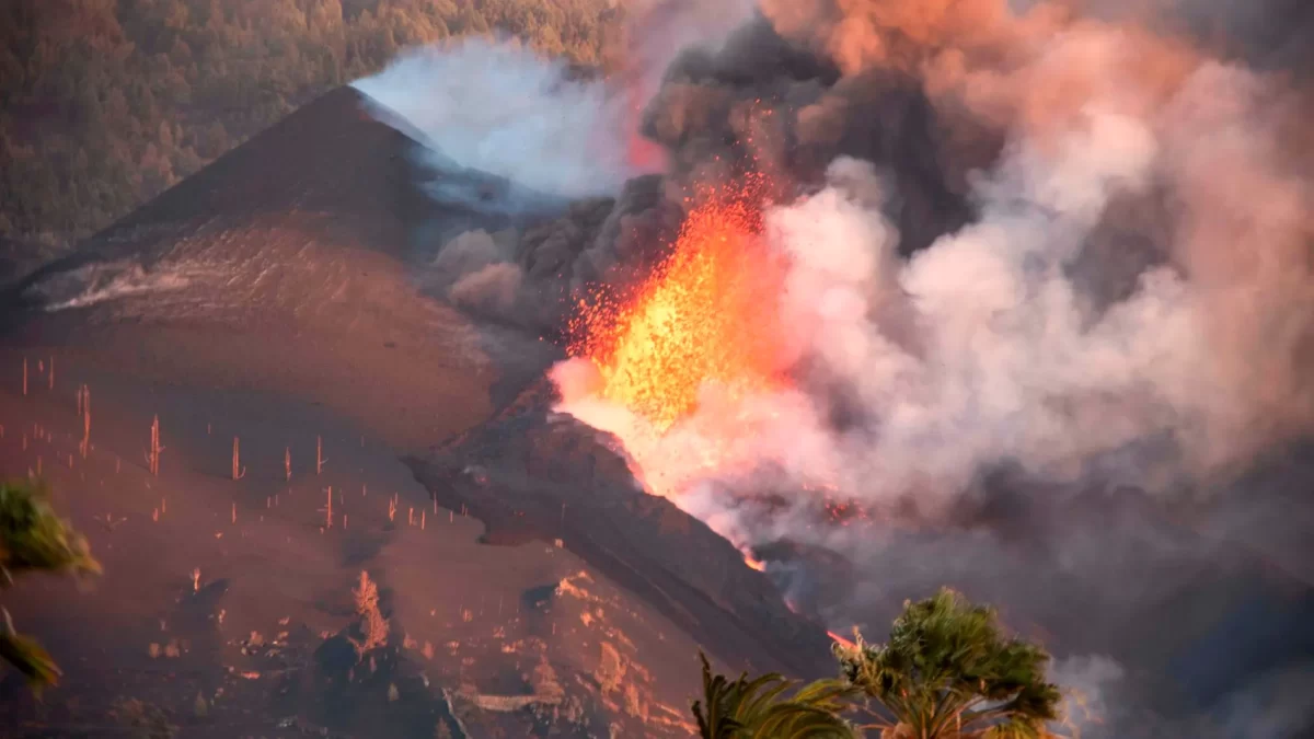 Continúa en aumento emisión de lava en el volcán La Palma