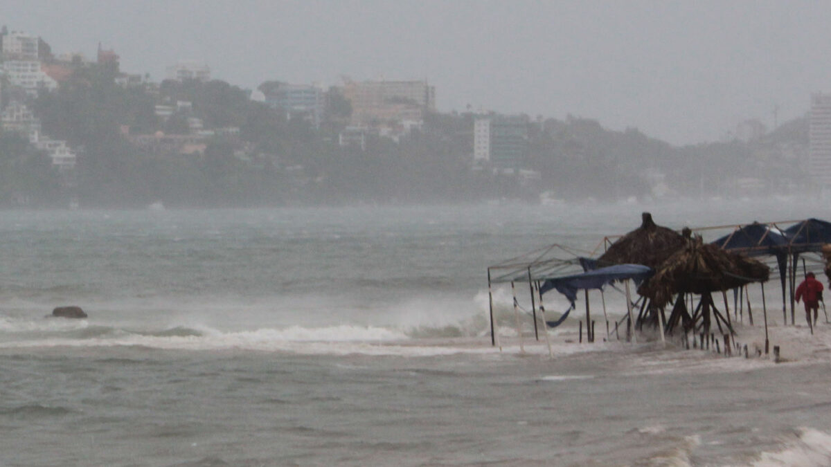México: huracán Rick casusa lluvias y oleajes elevados en las costas