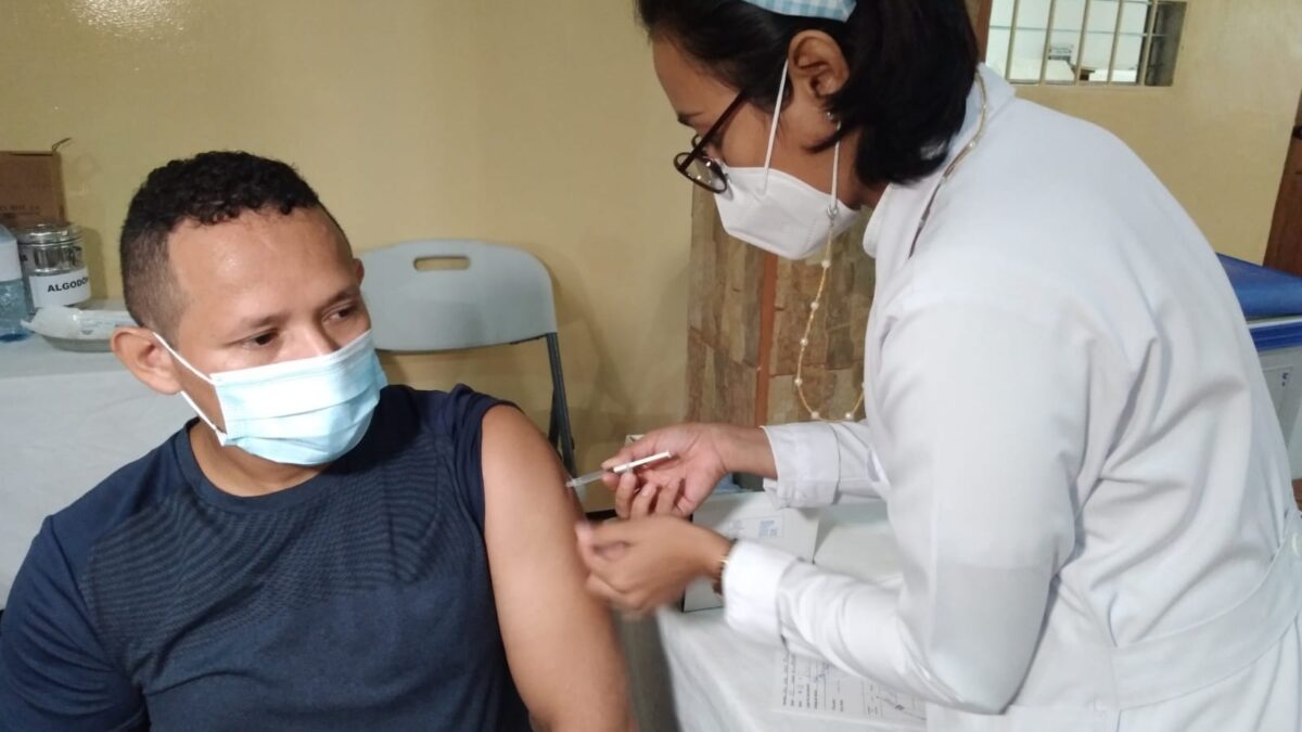Continúan vacunación a mayores de 30 años contra la Covid-19 en Managua