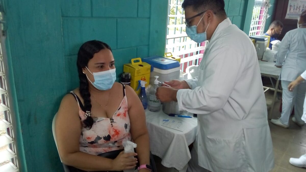 Personas mayores de 30 años se vacunan contra la covid-19 en Managua