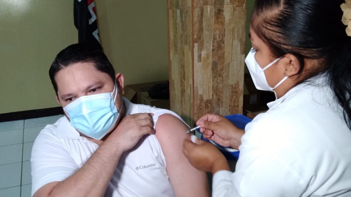 Mayores de 30 años acuden a vacunarse contra la Covid-19 en Managua