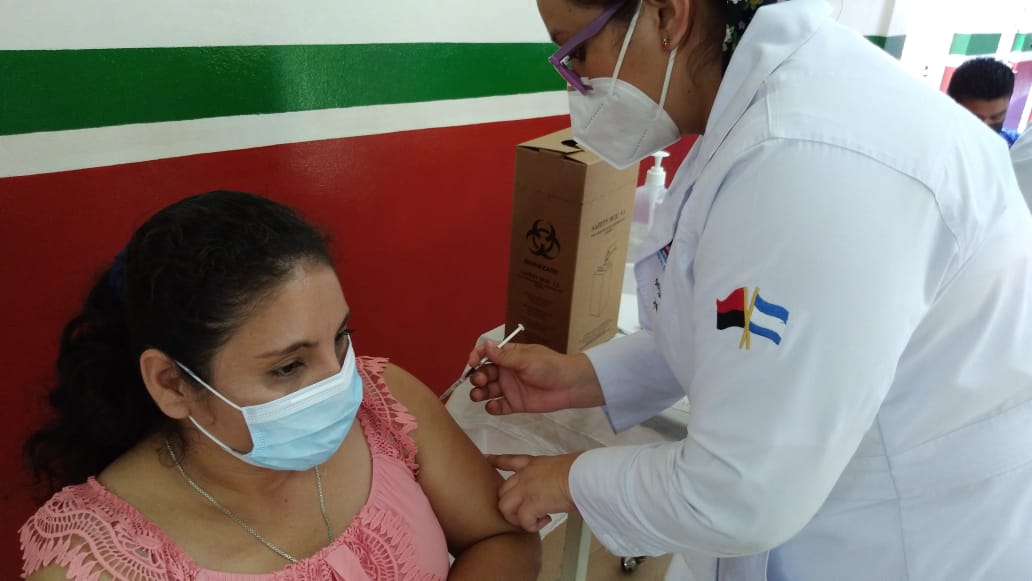 Aplican primera y segunda dosis de vacunas contra la Covid-19 en Managua