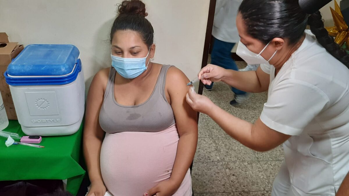 Nicaragua: segundo día de vacunación a embarazadas, puérperas y lactantes contra la Covid-19