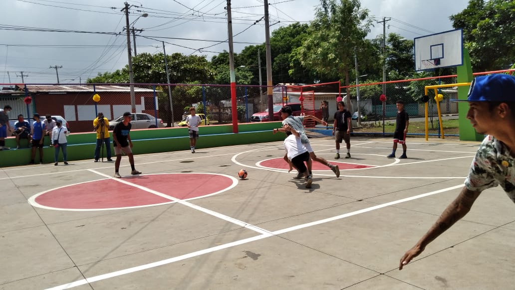 Rehabilitan cancha deportiva en el barrio Andrés Castro