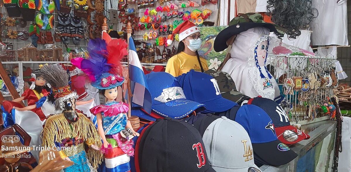 Comerciantes ofrecen variedad de artículos en el mercado Roberto Huembes
