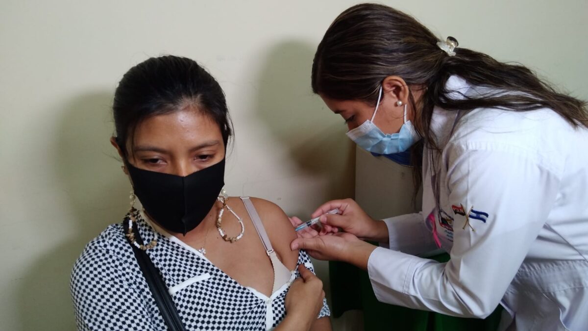 Nicaragua: más embarazada se aplican vacunas contra la Covid-19