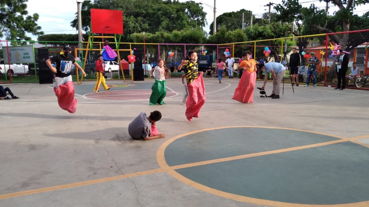 Familias disfrutan de una tarde recreativa en el barrio Batahola Norte