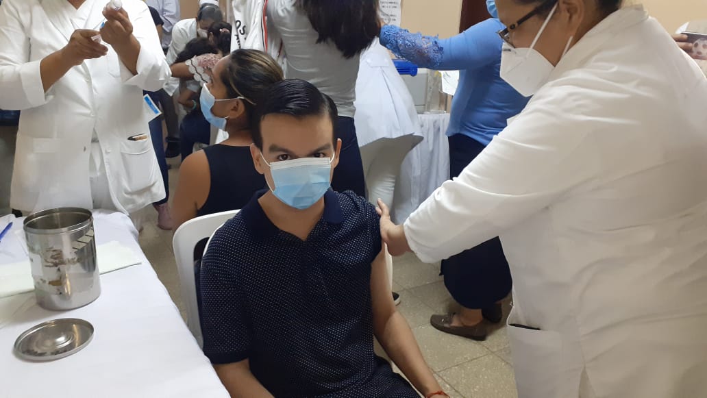 Jóvenes se vacunan contra la Covid-19 en Carazo