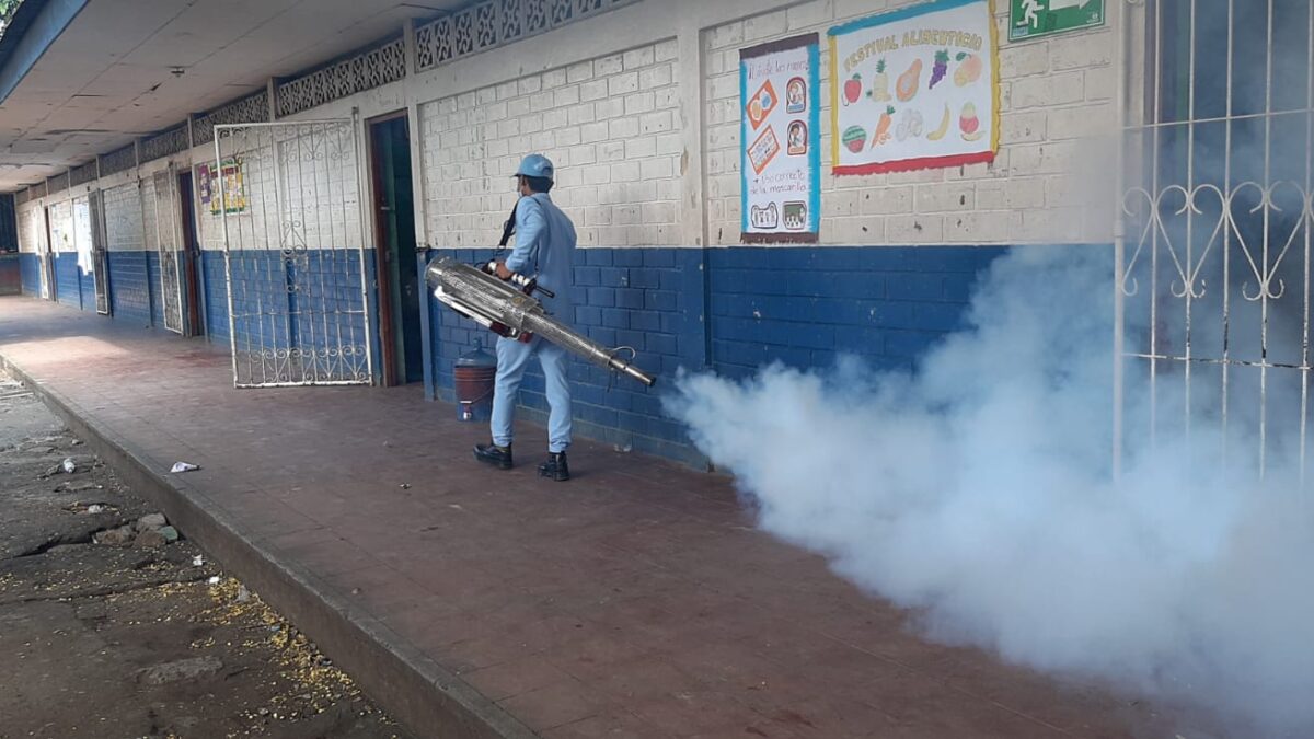 Desarrollan jornada de Fumigación en viviendas y colegios de Managua