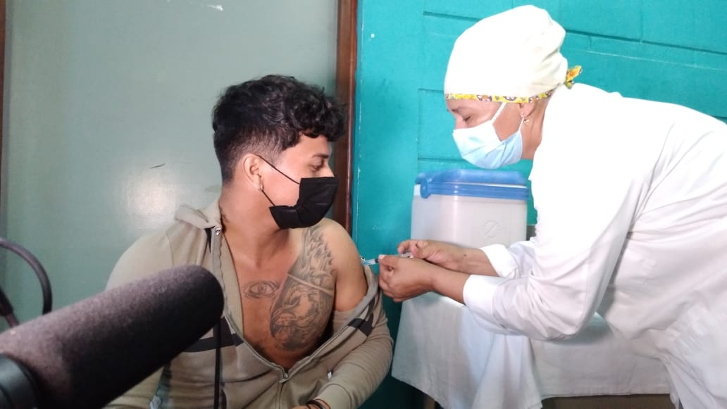 Familias acuden a vacunarse en las unidades de salud de Managua