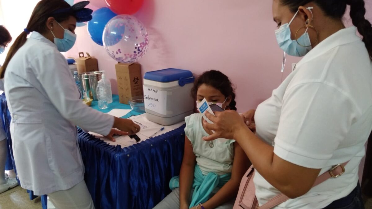 Familias continúan vacunándose en los puestos médicos en Ticuantepe