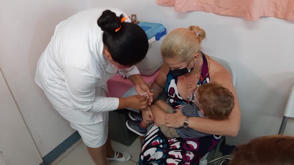 Nicaragüenses continúan vacunándose contra la Covid-19