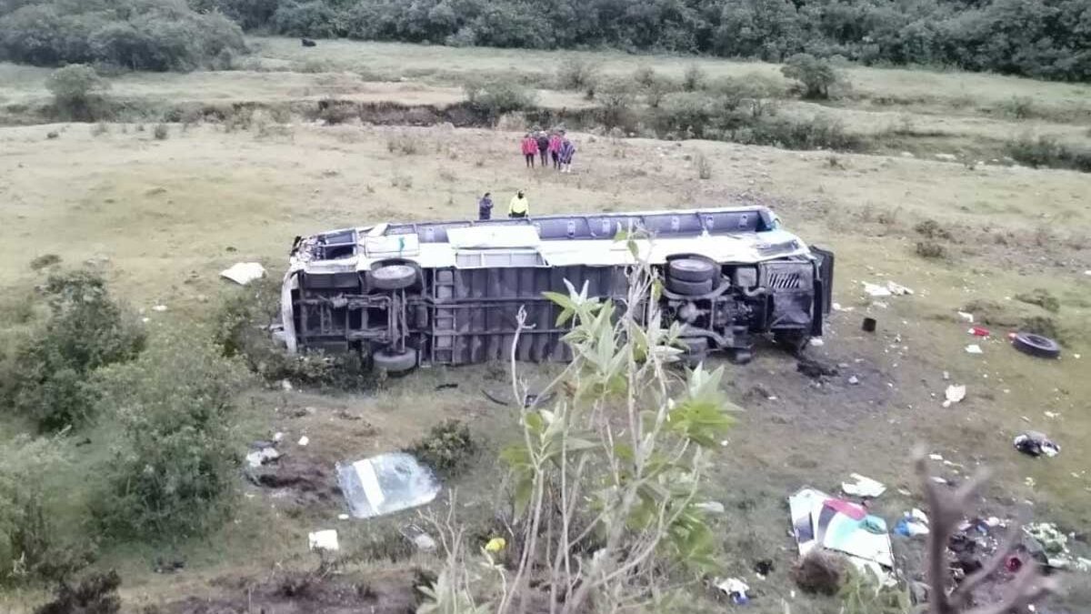Ecuador: al menos nueve muertos tras la caída de un bus al abismo
