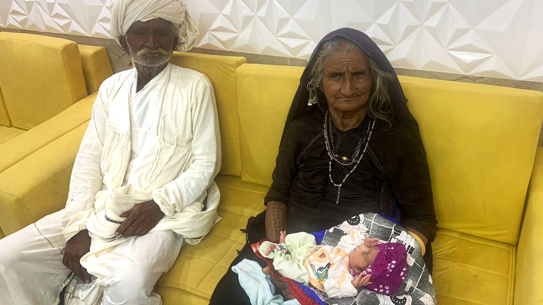 India: mujer da a luz a su primer bebé a los 70 años