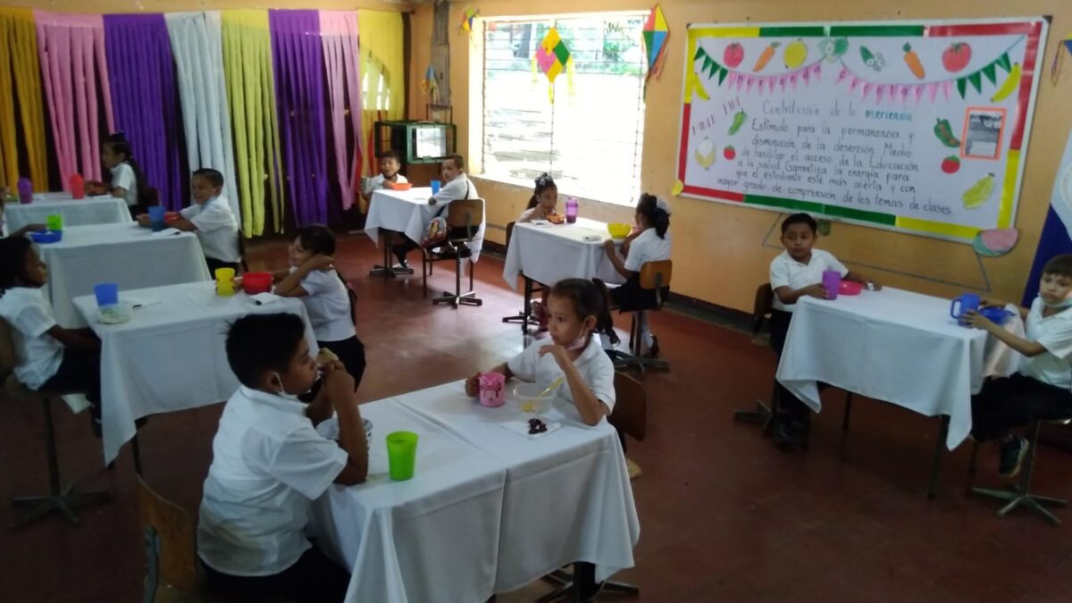Estudiantes disfrutan de la Merienda Escolar que brinda el Ministerio de Educación
