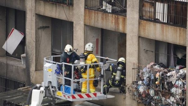 Mueren 46 personas al incendiarse un edificio en Taiwán