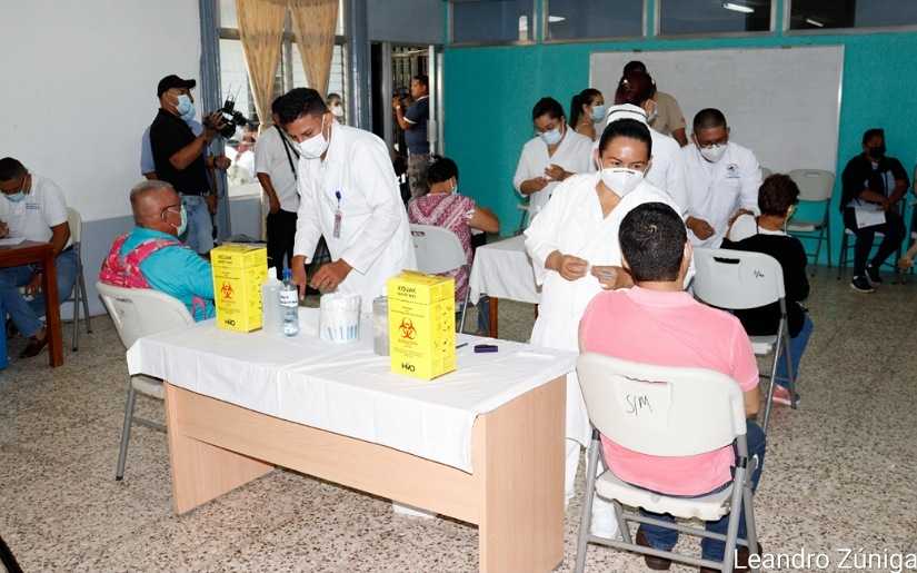 Nicaragüenses acuden masivamente a vacunarse contra la Covid-19