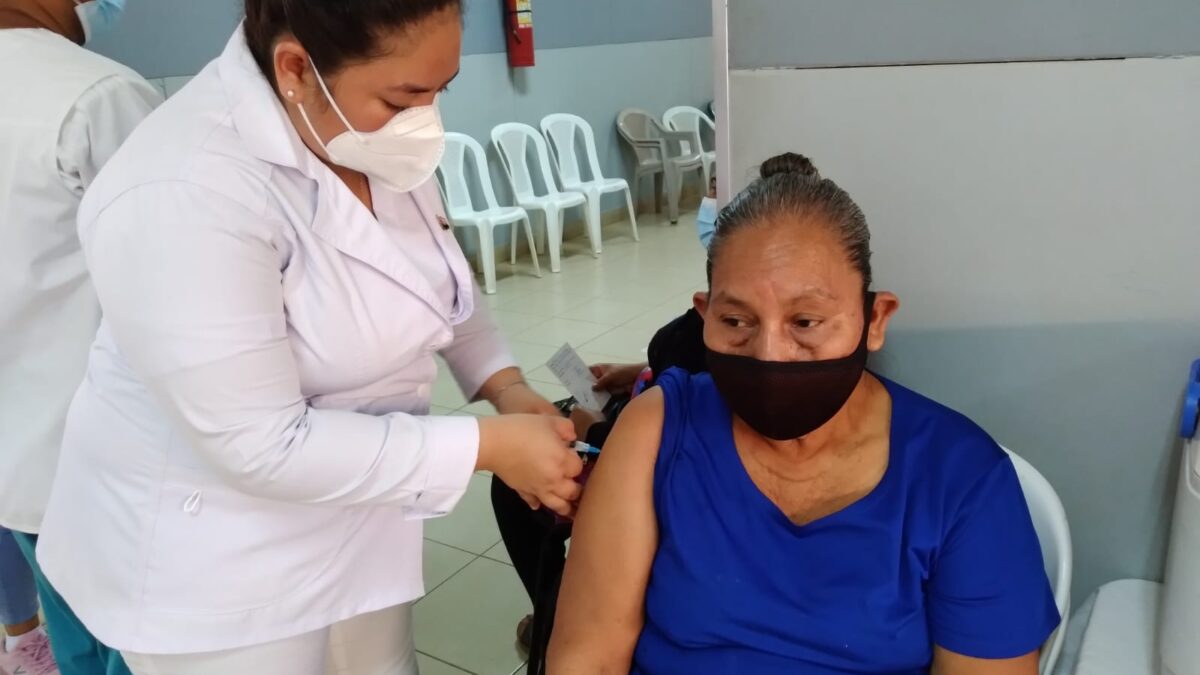 Nicaragüenses acuden a aplicarse las vacunas contra la Covid-19