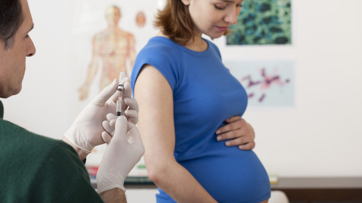 Futuras madres podrán vacunarse contra la Covid-19 a partir del 13 de octubre