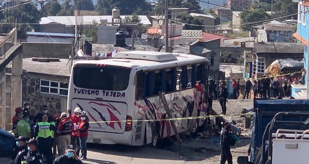 México: autobús se estrella contra vivienda y deja 19 fallecidos