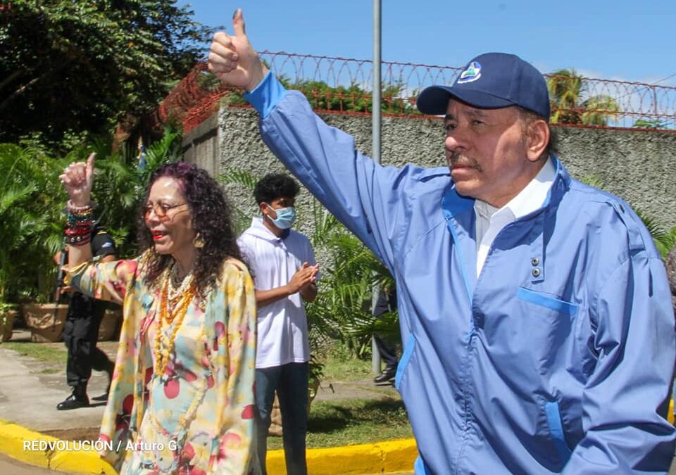 Candidatos Daniel Ortega y Rosario Murillo ejercen su derecho al voto
