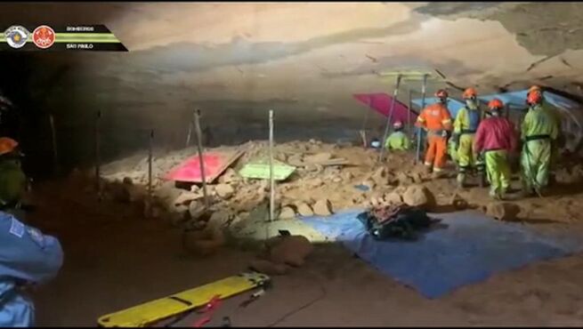 Brasil: nueve bomberos mueren tras derrumbarse una gruta donde entrenaban