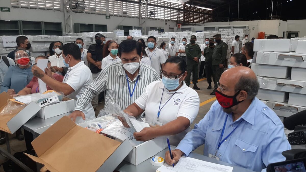 Nicaragua: Ejército y policía participan en el traslado de maletas electorales