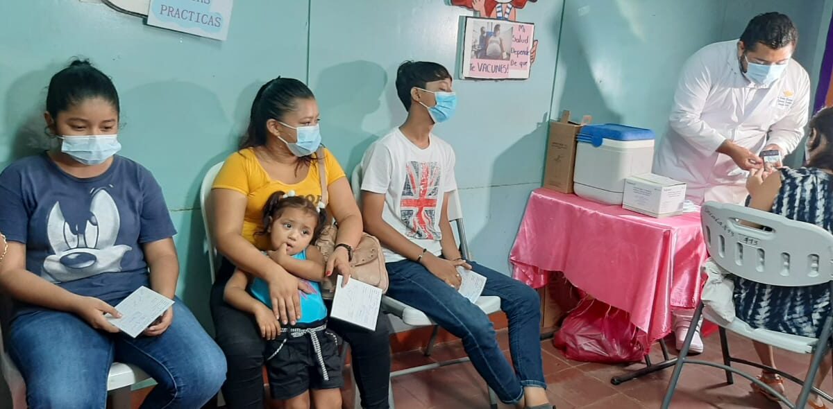 Familias acuden a vacunarse contra la covid-19 en el distrito VII de Managua