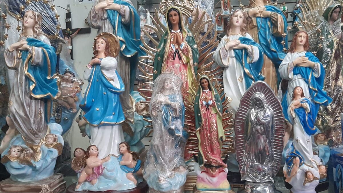 Novenarios, imágenes de la Virgen y otros productos se ofertan en el Huembes