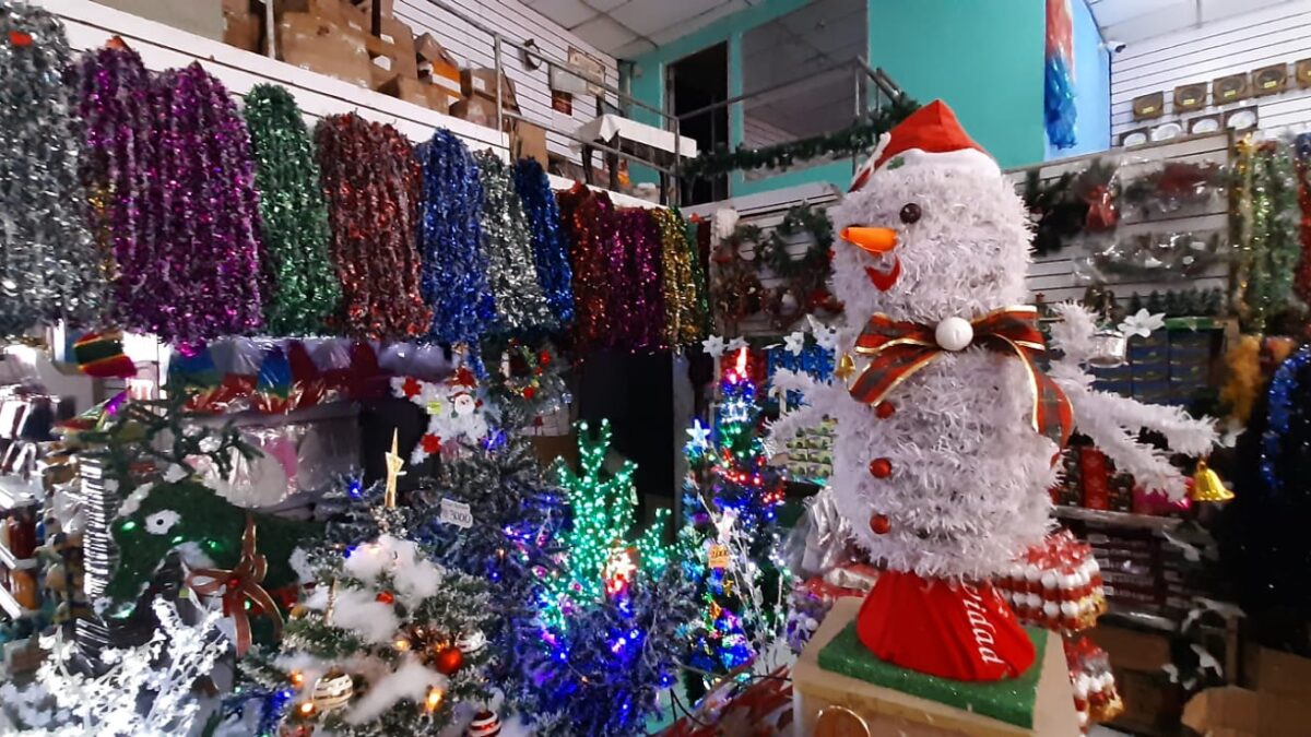 Amplia variedad de adornos navideños se ofrece en el Mercado Oriental