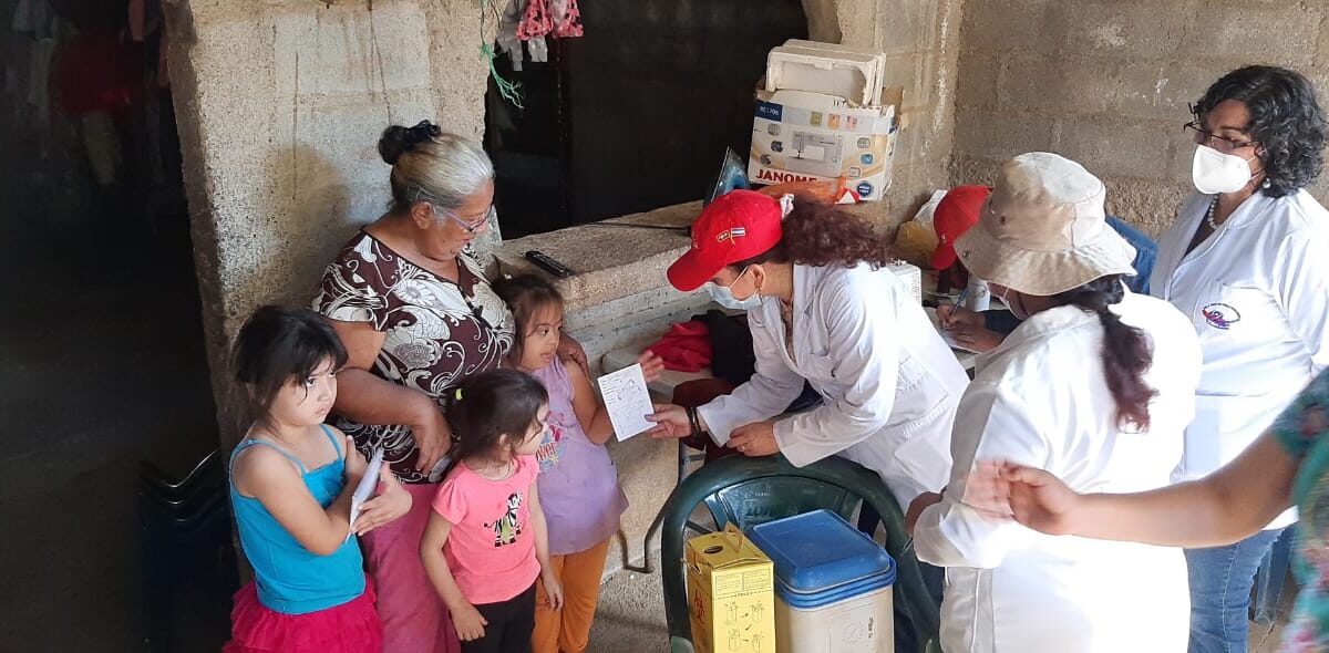 Aplican vacunas contra la Covid-19 casa a casa en Nicaragua