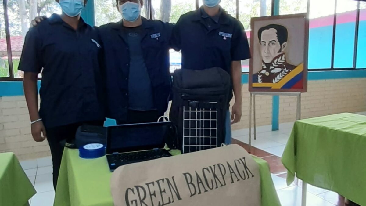 Estudiantes del Tecnológico Simón Bolívar crean mochila solar