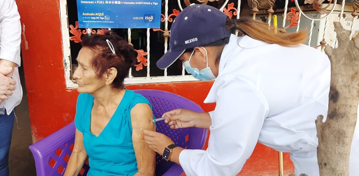 Brigadistas de salud recorren el barrio Santa Elena para vacunar casa a casa