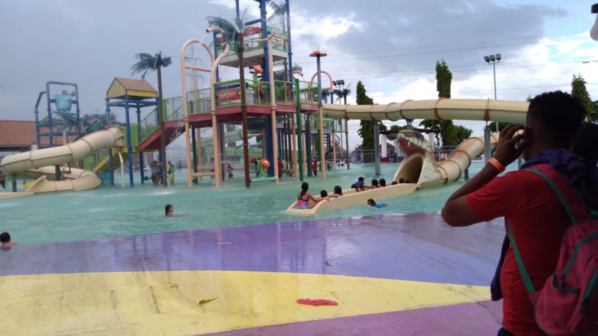 Familias sofocan el calor en el Parque Acuático en el Paseo Xolotlán