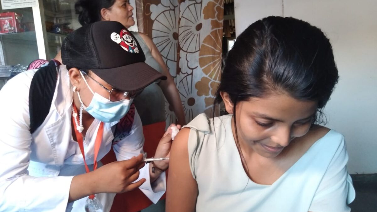 Familias del barrio Santo Domingo Aprovechan vacunación casa a casa