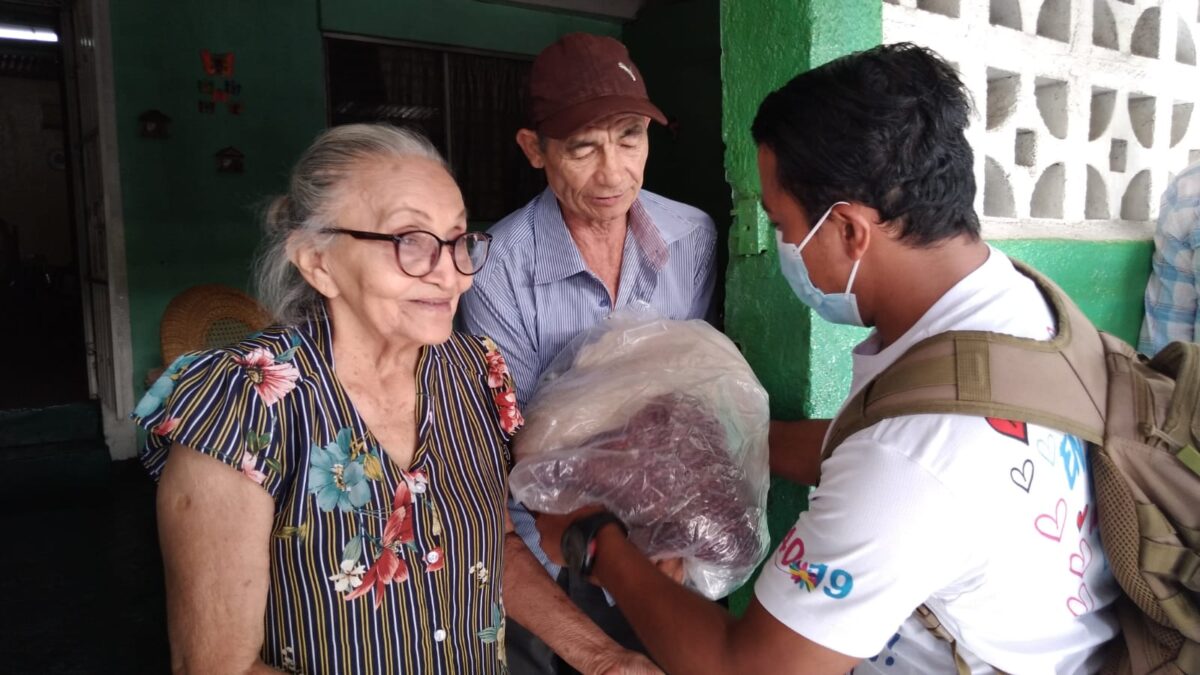 Entregan paquetes alimenticios a madres de héroes y mártires en Managua