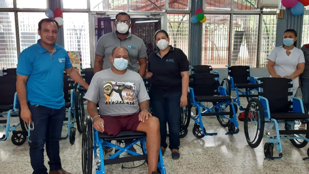 Entregan 2 mil 500 sillas de rueda a personas discapacitadas de Nicaragua