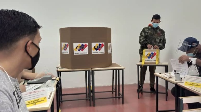 Cierran jornada electoral en Venezuela con amplia participación de votantes