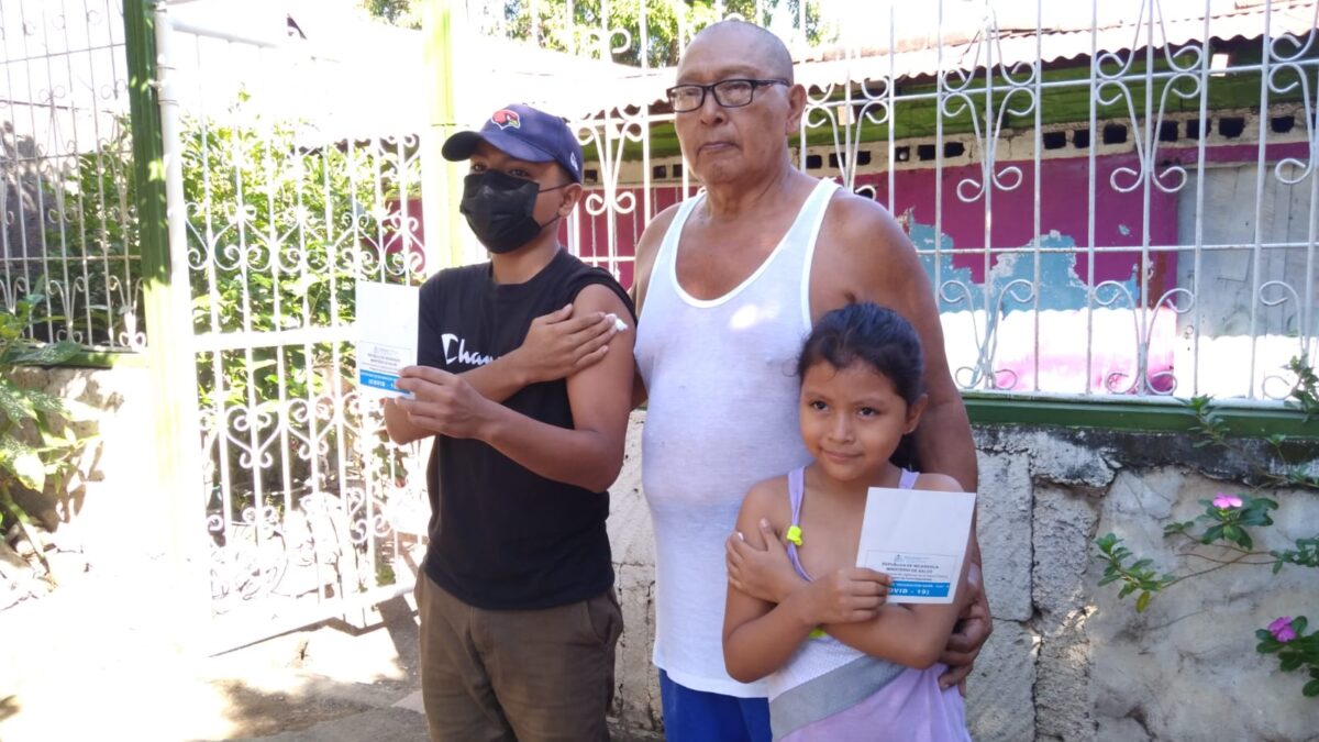 Pobladores del barrio Enrique Lorente se vacunan contra la Covid-19