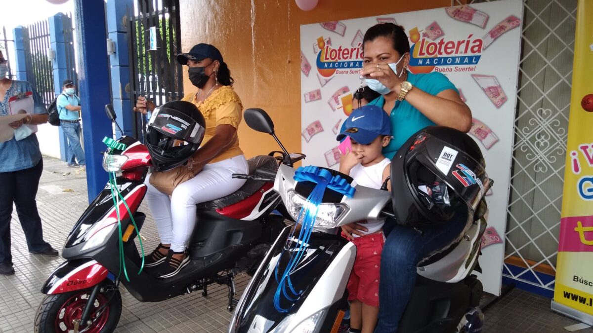 Entregan más motos a jugadores de la raspadita de Lotería Nacional