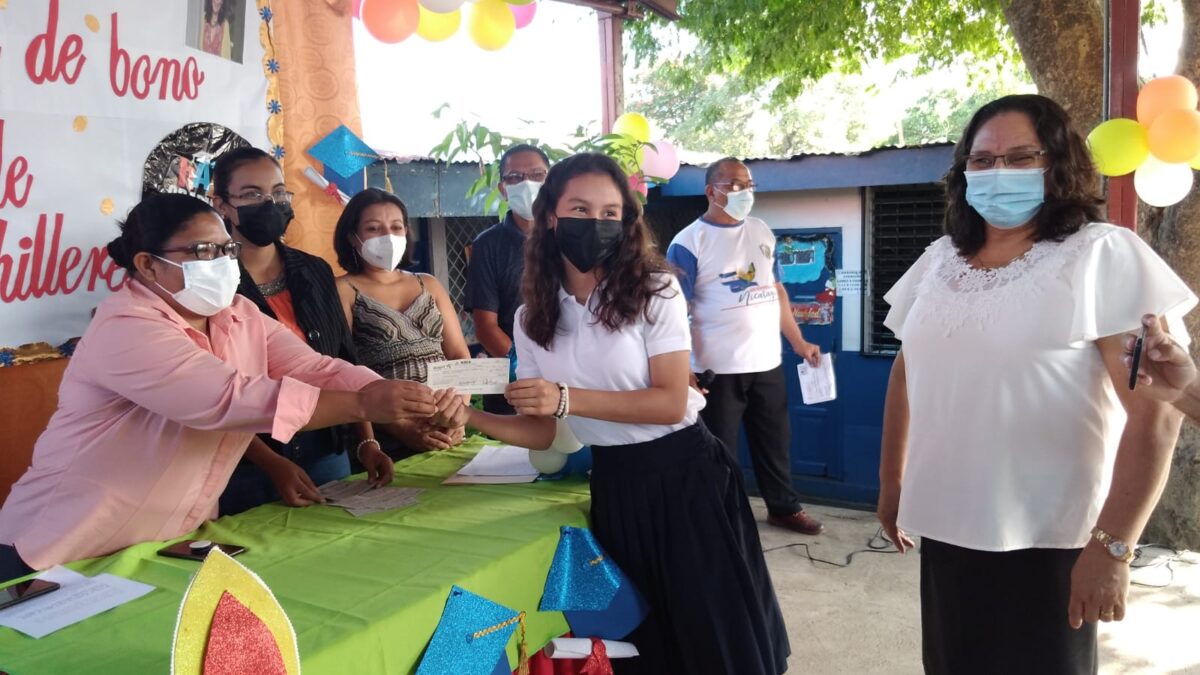Estudiantes reciben bono de bachiller en Managua