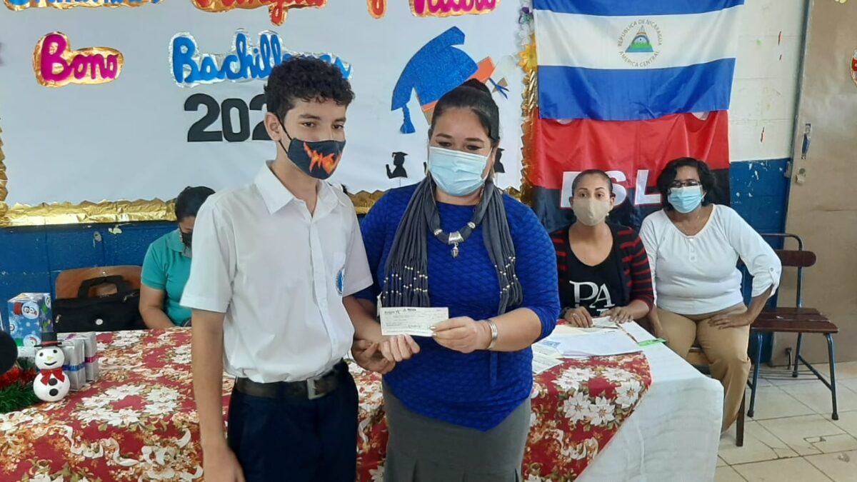 Inicia entrega de bonos económicos a bachilleres de Nicaragua