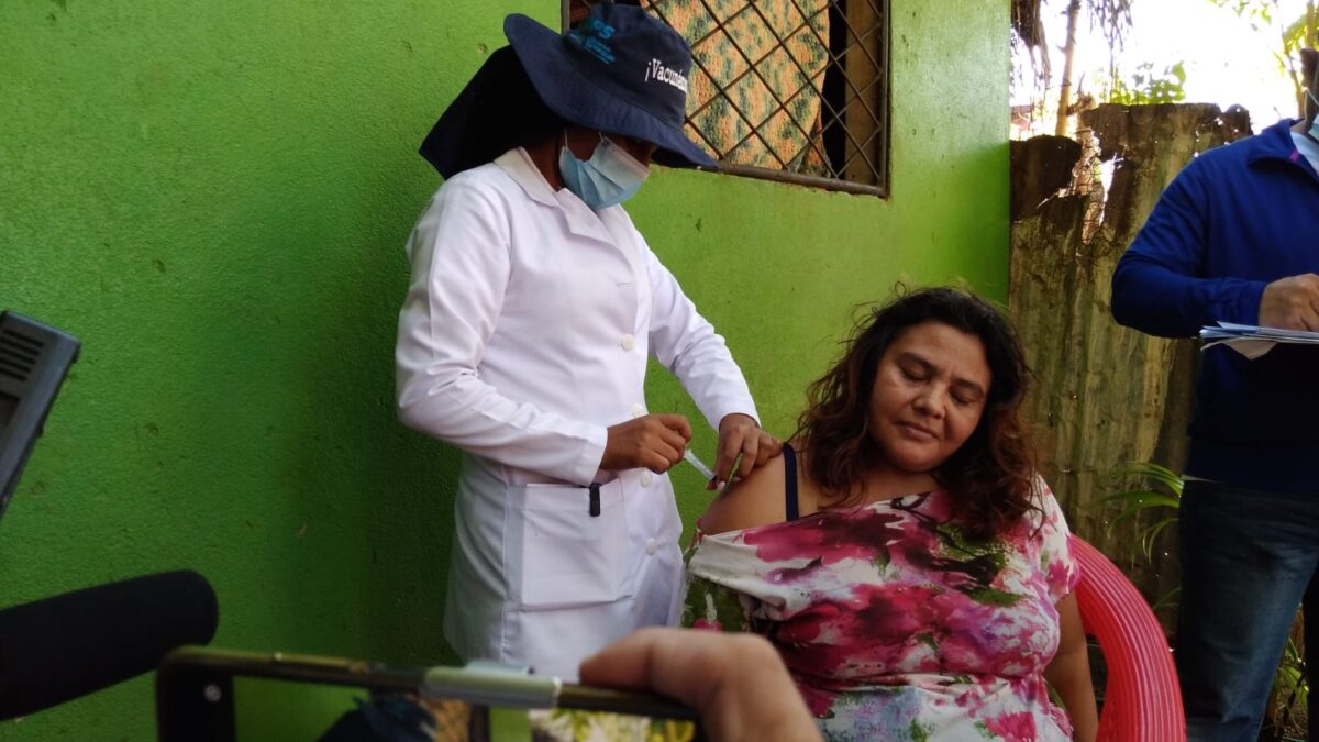 Moradores del barrio 18 de Mayo reciben vacuna contra la Covid-19
