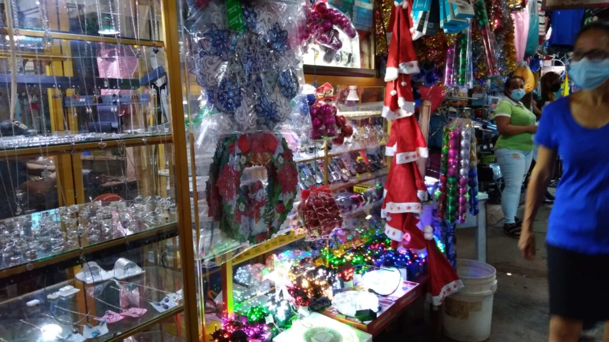 Comerciantes ofrecen artículos de navidad a precios cómodos