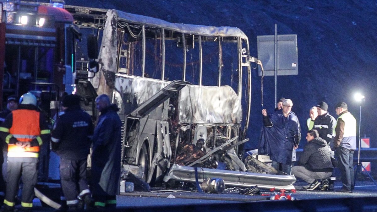 Autobús se incendia en Bulgaria y deja al menos 45 muertos