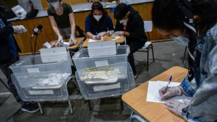 Avanzan elecciones generales en Chile con alta afluencia de votantes