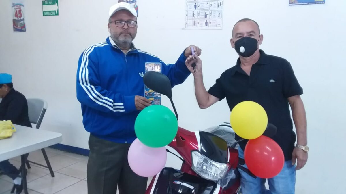 Caraceño raspa y gana motocicleta con la Lotería Nacional